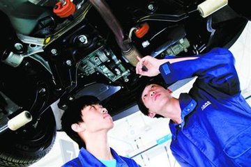 數(shù)九寒天里的“修車能手” 數(shù)九寒天里的“修車能手”